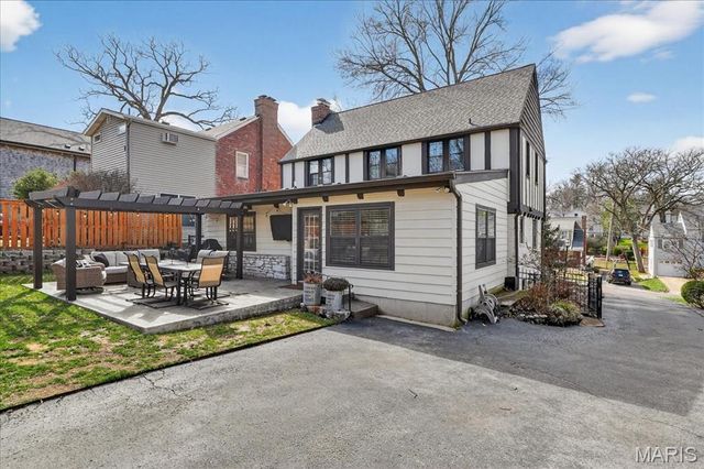 216 Elm Avenue, Glendale, MO 63122