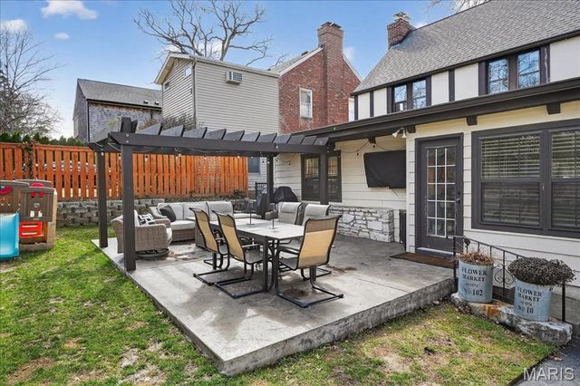 216 Elm Avenue, Glendale, MO 63122