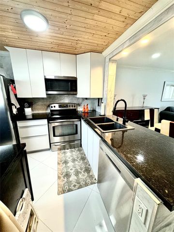 4311 Crystal Lake Dr 213, Deerfield Beach, FL 33064