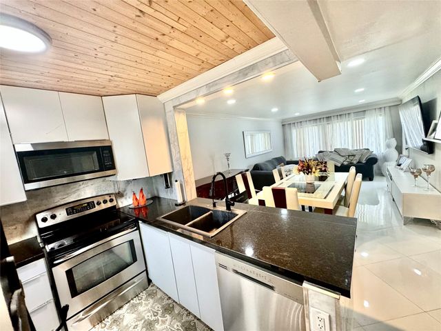 4311 Crystal Lake Dr 213, Deerfield Beach, FL 33064