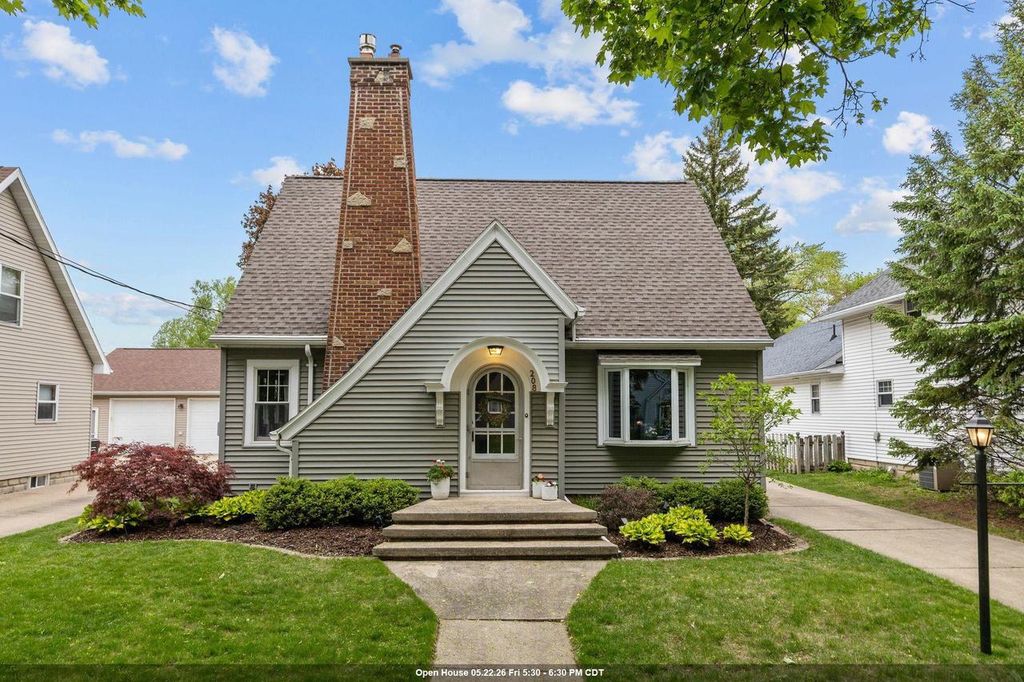 208 W PARKWAY BOULEVARD, Appleton, WI 54911