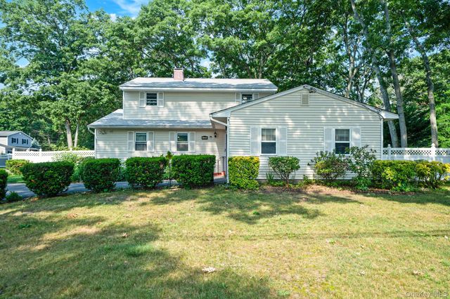 128 Avenue B, Holbrook, NY 11741