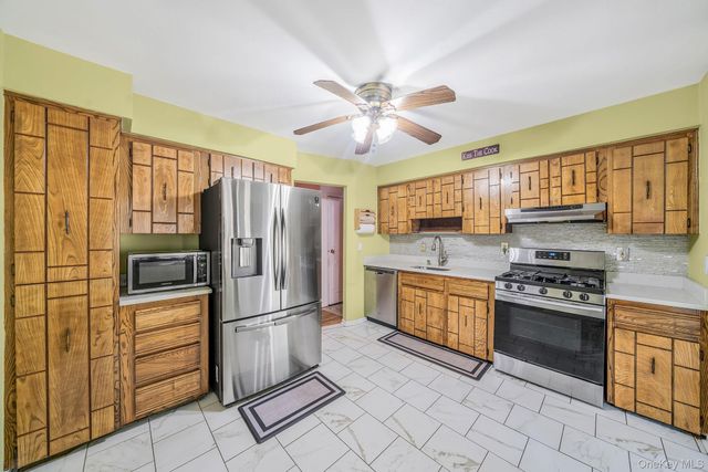 128 Avenue B, Holbrook, NY 11741
