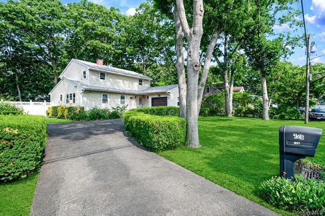 128 Avenue B, Holbrook, NY 11741
