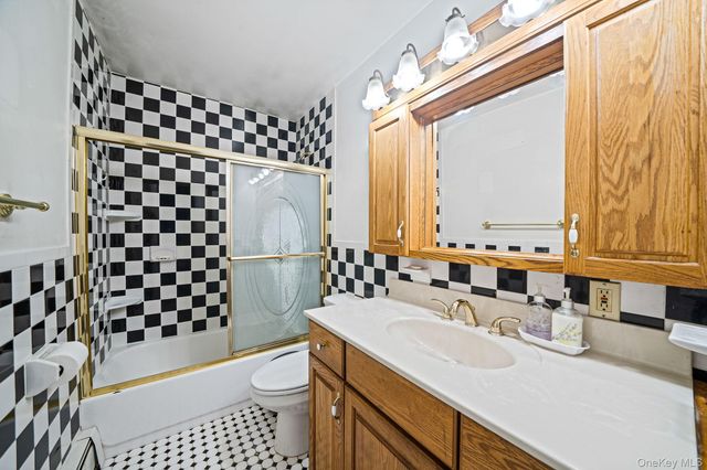 128 Avenue B, Holbrook, NY 11741