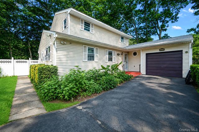 128 Avenue B, Holbrook, NY 11741