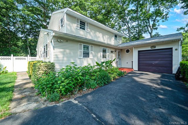 128 Avenue B, Holbrook, NY 11741
