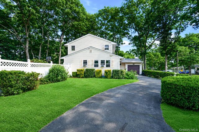 128 Avenue B, Holbrook, NY 11741