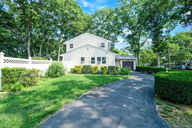 128 Avenue B, Holbrook, NY 11741
