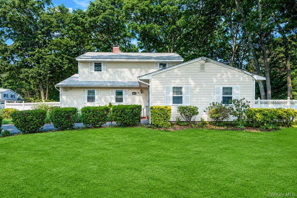 128 Avenue B, Holbrook, NY 11741