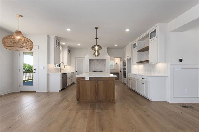 5518 NW Thousand Oaks Drive, Parkville, MO 64152