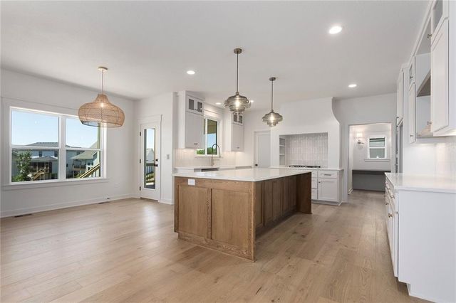 5518 NW Thousand Oaks Drive, Parkville, MO 64152