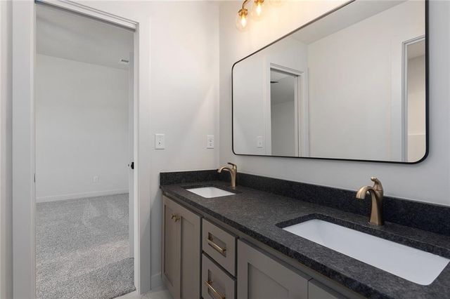 5518 NW Thousand Oaks Drive, Parkville, MO 64152