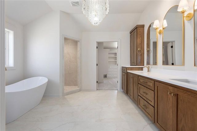 5518 NW Thousand Oaks Drive, Parkville, MO 64152