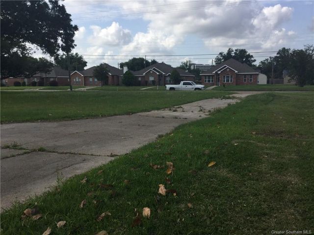 1802 E Prien Lake Road, Lake Charles, LA 70601