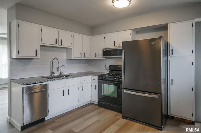 221 N STEWART Street, Creve Coeur, IL 61610