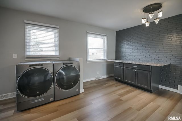 221 N STEWART Street, Creve Coeur, IL 61610