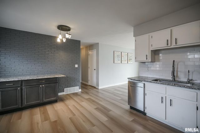 221 N STEWART Street, Creve Coeur, IL 61610