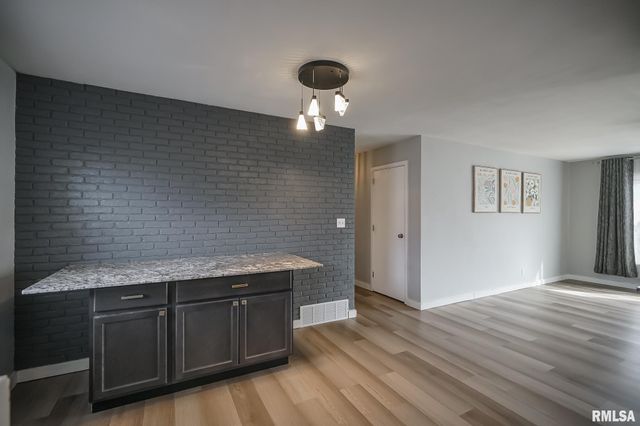 221 N STEWART Street, Creve Coeur, IL 61610