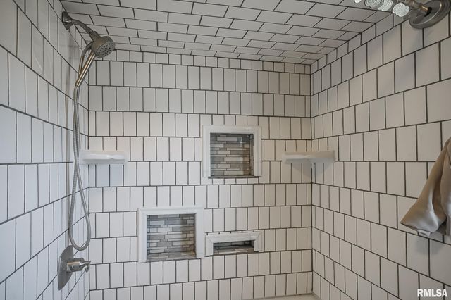 221 N STEWART Street, Creve Coeur, IL 61610