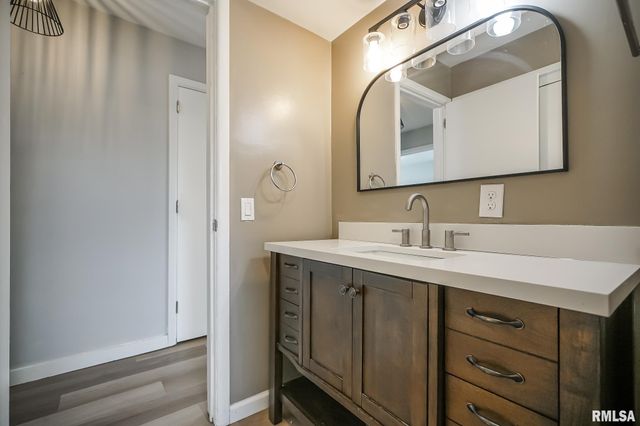 221 N STEWART Street, Creve Coeur, IL 61610