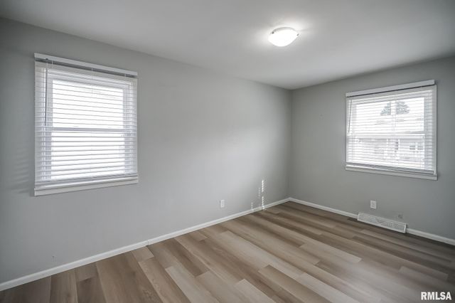 221 N STEWART Street, Creve Coeur, IL 61610