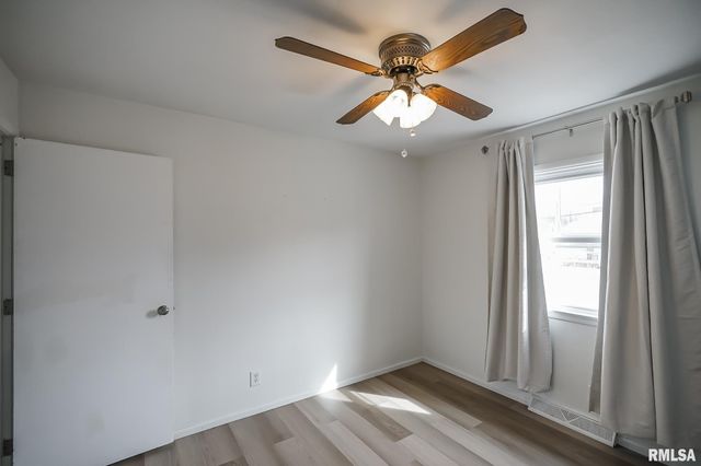 221 N STEWART Street, Creve Coeur, IL 61610