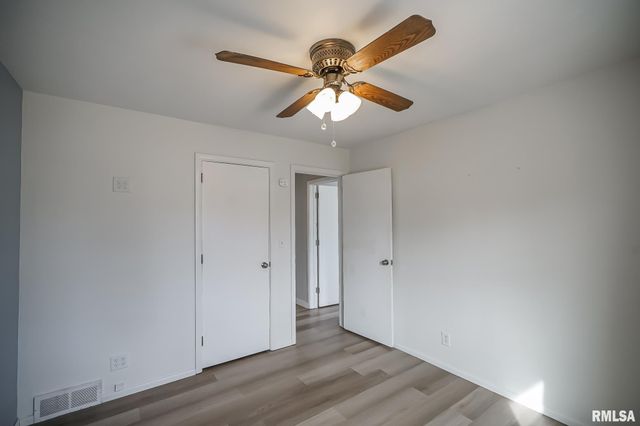 221 N STEWART Street, Creve Coeur, IL 61610