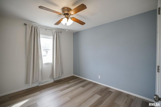 221 N STEWART Street, Creve Coeur, IL 61610