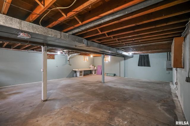 221 N STEWART Street, Creve Coeur, IL 61610