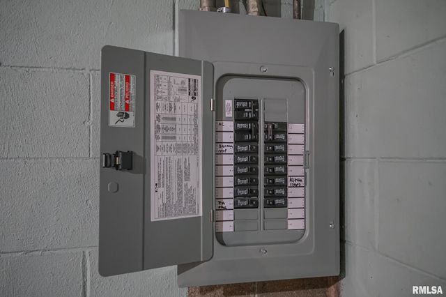 221 N STEWART Street, Creve Coeur, IL 61610