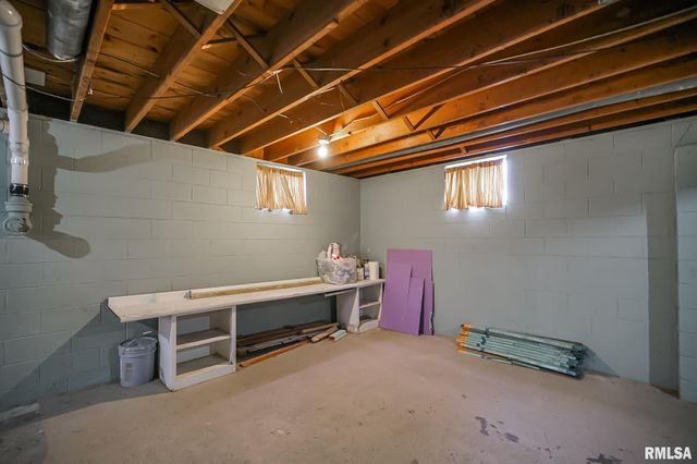 221 N STEWART Street, Creve Coeur, IL 61610