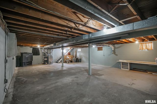 221 N STEWART Street, Creve Coeur, IL 61610