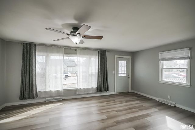 221 N STEWART Street, Creve Coeur, IL 61610