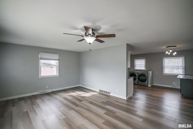 221 N STEWART Street, Creve Coeur, IL 61610