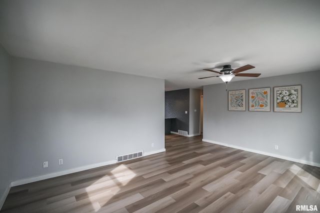 221 N STEWART Street, Creve Coeur, IL 61610