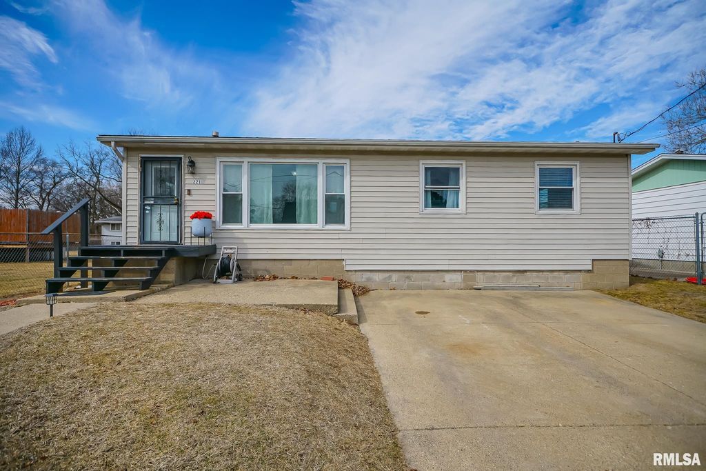 221 N STEWART Street, Creve Coeur, IL 61610