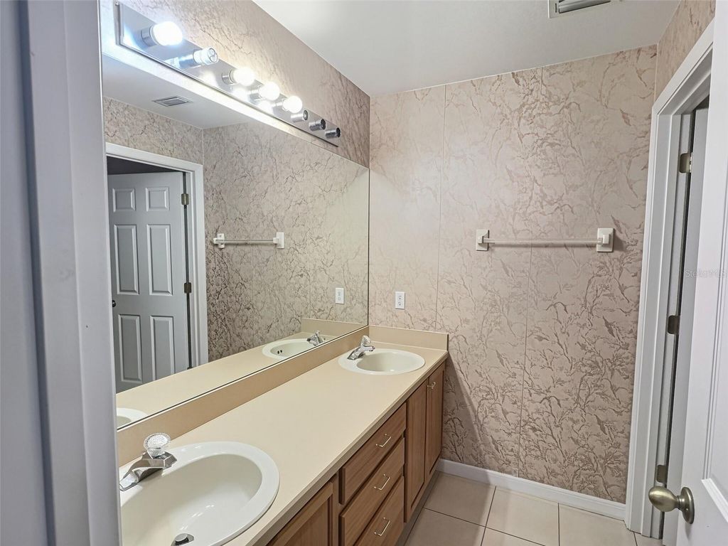 Image 11 of property listing at 2414 HURON CIRCLE, Kissimmee, FL 34746