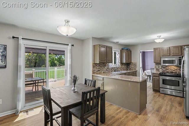 6433 Woodcrest Ridge, Clarkston, MI 48346