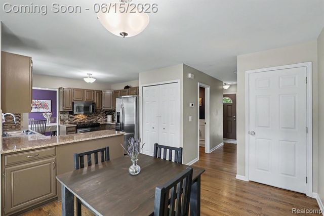 6433 Woodcrest Ridge, Clarkston, MI 48346