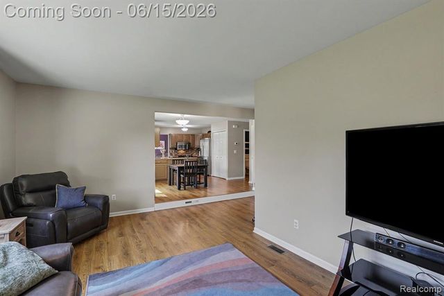6433 Woodcrest Ridge, Clarkston, MI 48346