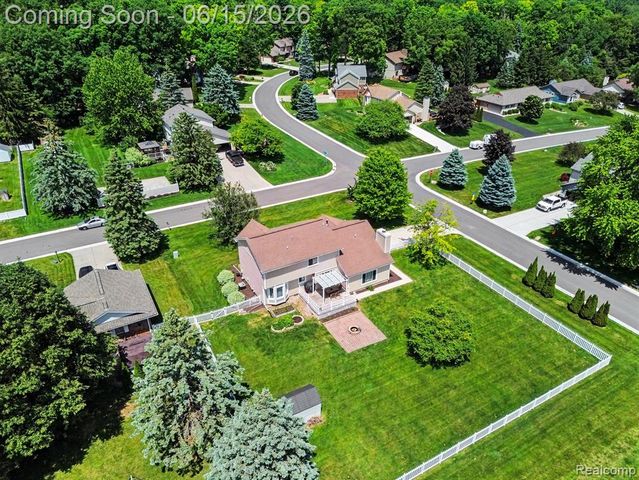 6433 Woodcrest Ridge, Clarkston, MI 48346