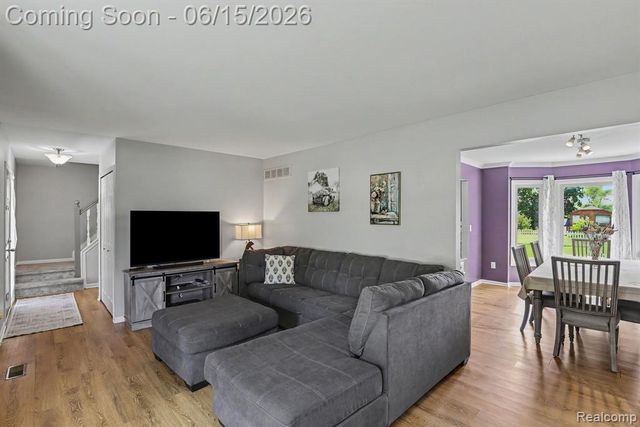 6433 Woodcrest Ridge, Clarkston, MI 48346