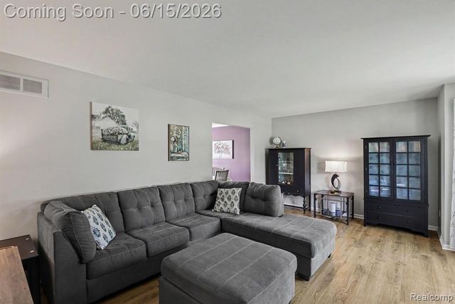 6433 Woodcrest Ridge, Clarkston, MI 48346
