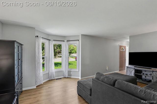 6433 Woodcrest Ridge, Clarkston, MI 48346