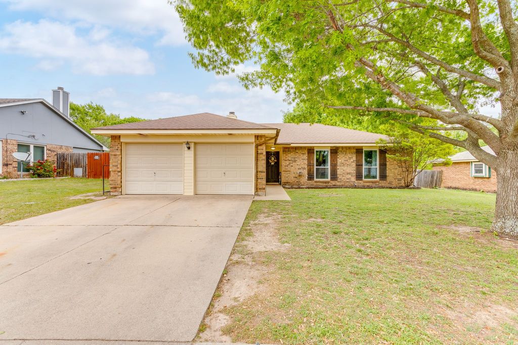 425 Little Fox Lane, Fort Worth, TX 76108