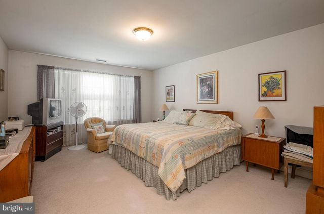 210 OAK HILL LN, Reading, PA 19610