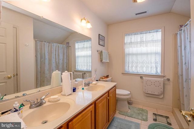 210 OAK HILL LN, Reading, PA 19610