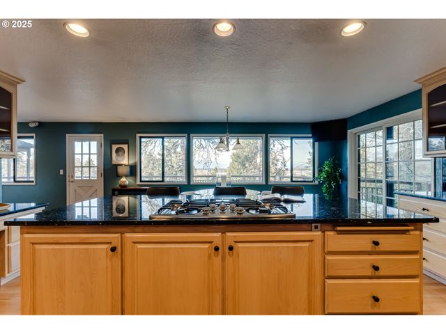 2595 HIGHLAND OAKS Dr, Eugene, OR 97405