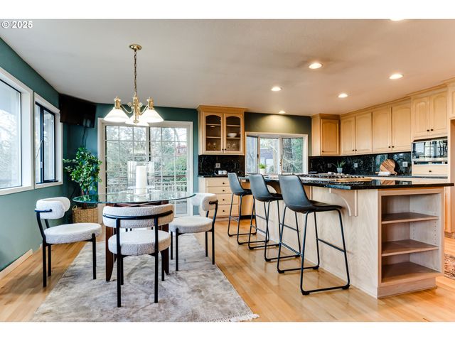 2595 HIGHLAND OAKS Dr, Eugene, OR 97405